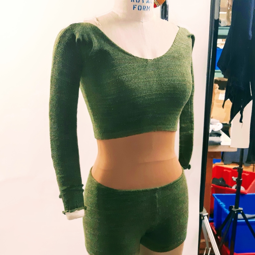 kdDance midi top stretch knit off the shoulder crop top